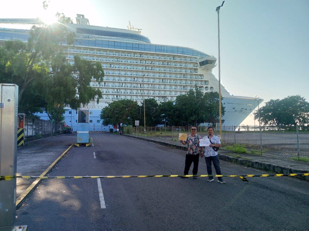 Our driver is on standby to assist the guest who booked a private taxi from Benoa Cruise Port.